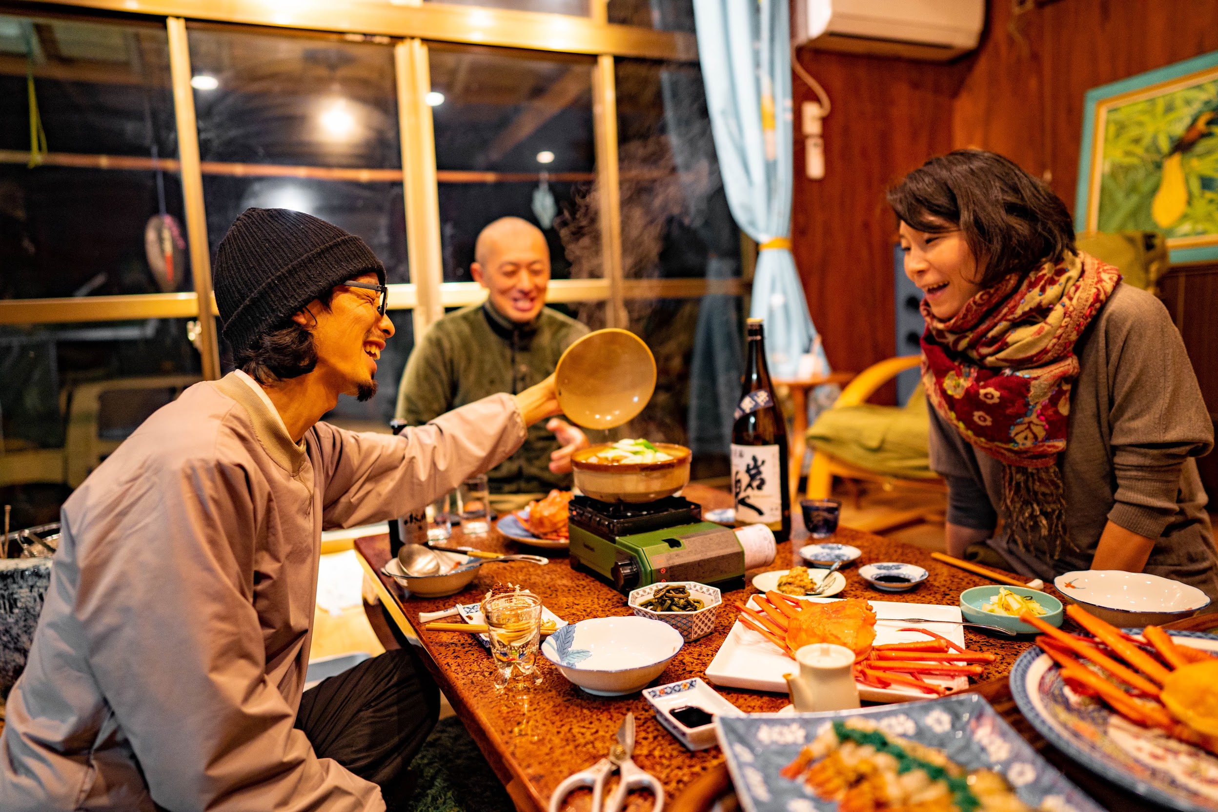 地域の食卓を囲んで語らう人たち
