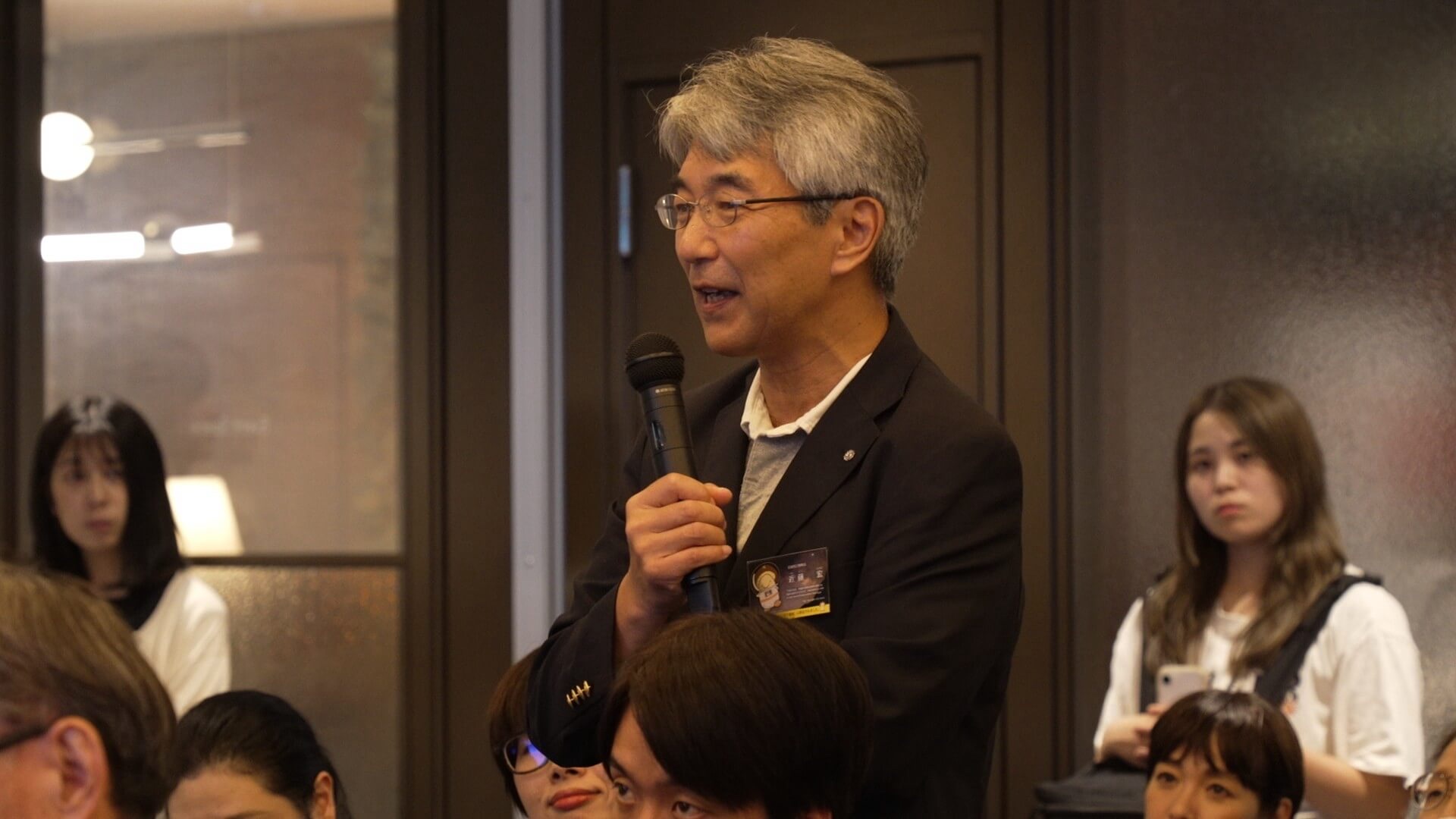 会場から発言する近藤宏・鳥取県日野町長